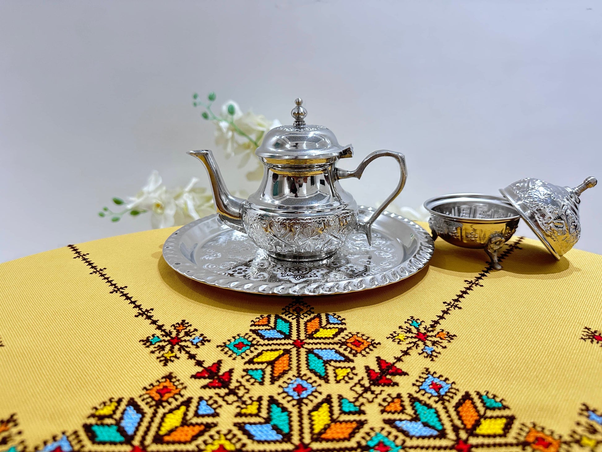 Yellow Hand Embroidered Table cloth and napkins, a magnificent decoration to add a Moroccan touch to your home.-3