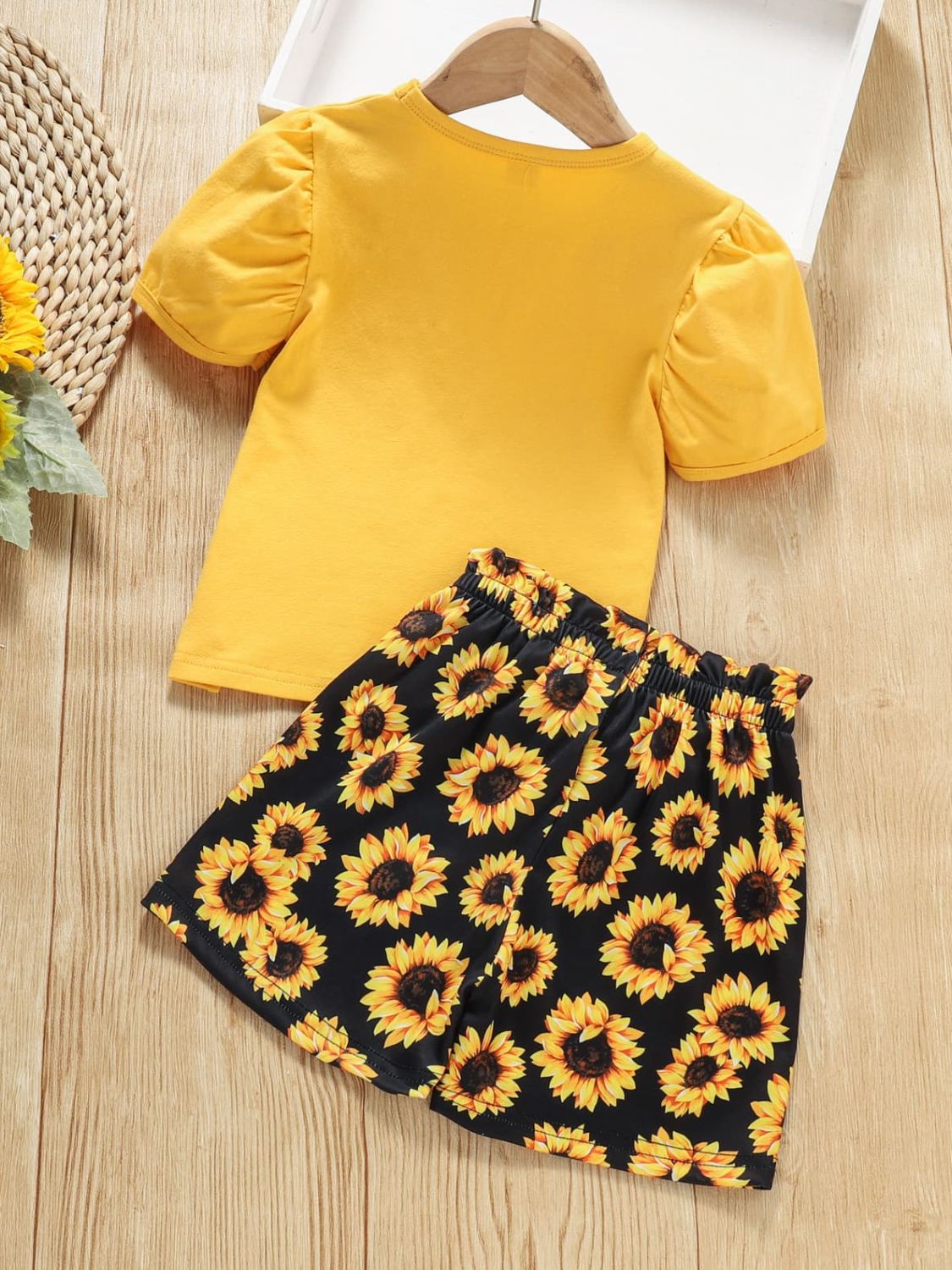 girls-slogan-graphic-top-and-sunflower-print-shorts-set